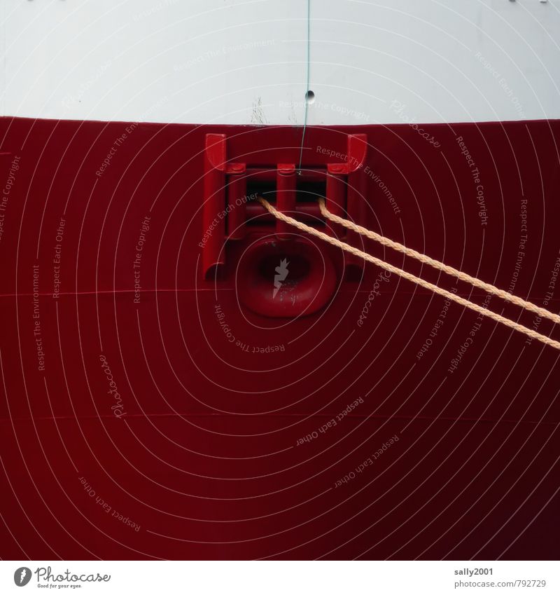 Halt geben Schifffahrt Wasserfahrzeug Hafen Seil hängen Tauziehen fest gigantisch groß maritim rot Kraft Sicherheit Fernweh Pause ruhig Güterverkehr & Logistik