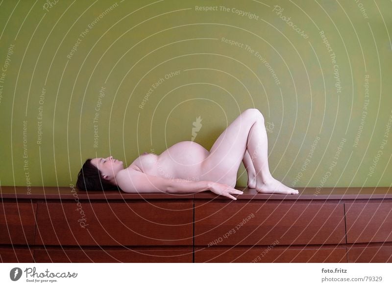 Schwangere auf Kommode Baby Frau schwanger Yoga Aussehen Dame Gesundheit frisch schön Innenaufnahme Junge Frau berühren Notfall Atem liegen Meditation nackt