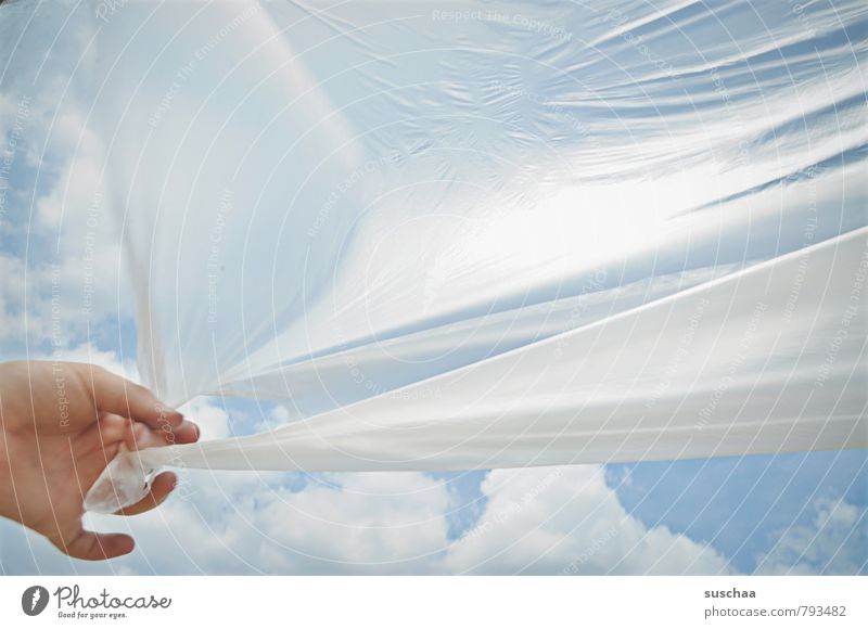 festhalten Kind Kindheit Hand Finger Himmel Wolken Frühling Sommer Schönes Wetter Kunststoff blau Plastikplane Plastikfolie Farbfoto Außenaufnahme Experiment