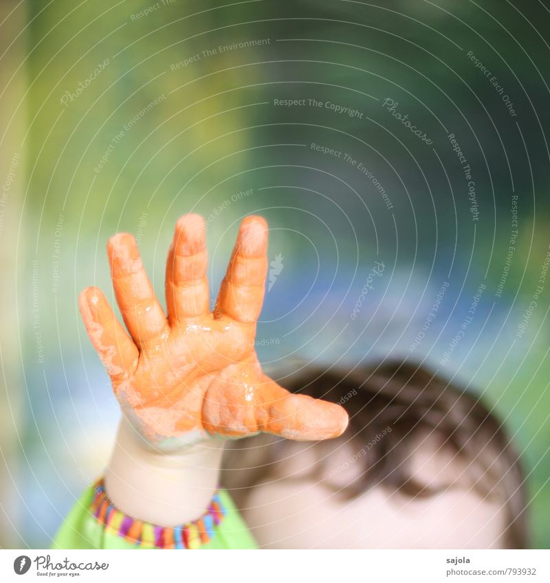 kleckserei - orange hand Mensch androgyn Kind Kleinkind Hand 1 1-3 Jahre Kunst Künstler Kunstwerk ästhetisch Freude hochhalten greifen Begeisterung mehrfarbig