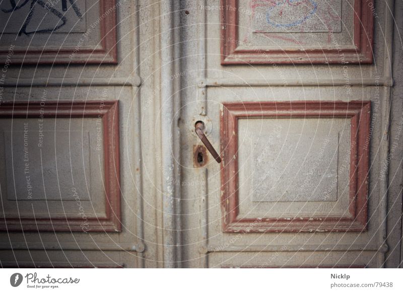 Als Türen noch aus Holz waren, ne... Kunst Rost Ornament Graffiti Schloss dreckig historisch grau rot weiß ästhetisch geheimnisvoll Kultur Nostalgie Verfall
