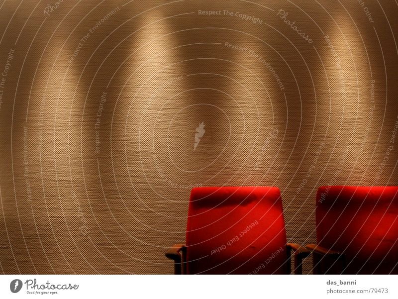 1¾ Stuhl - Raum ist Luxus! Kultur Stuhllehne erleuchten Präsentation Licht weich dunkel Sessel Holz Stoff Wand Tapete rot Erholung Blick bequem kalt Physik