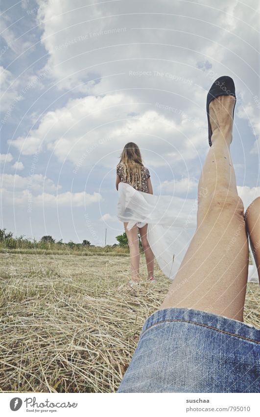 die moderne frau zeigt bein feminin Mädchen Leben Körper Haut Beine Fuß 2 Mensch Umwelt Natur Landschaft Himmel Horizont Sommer Schönes Wetter Feld