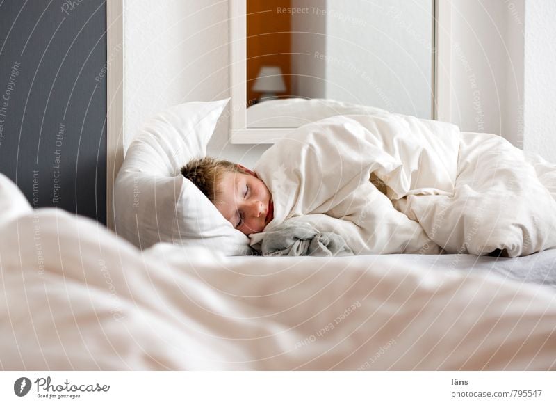 schlafendes Kind - noch ne runde Bett Bettwäsche ruhen Junge zudecken Erholung Schlafzimmer Kissen träumen Kopfkissen Innenaufnahme Morgen Bettdecke gemütlich