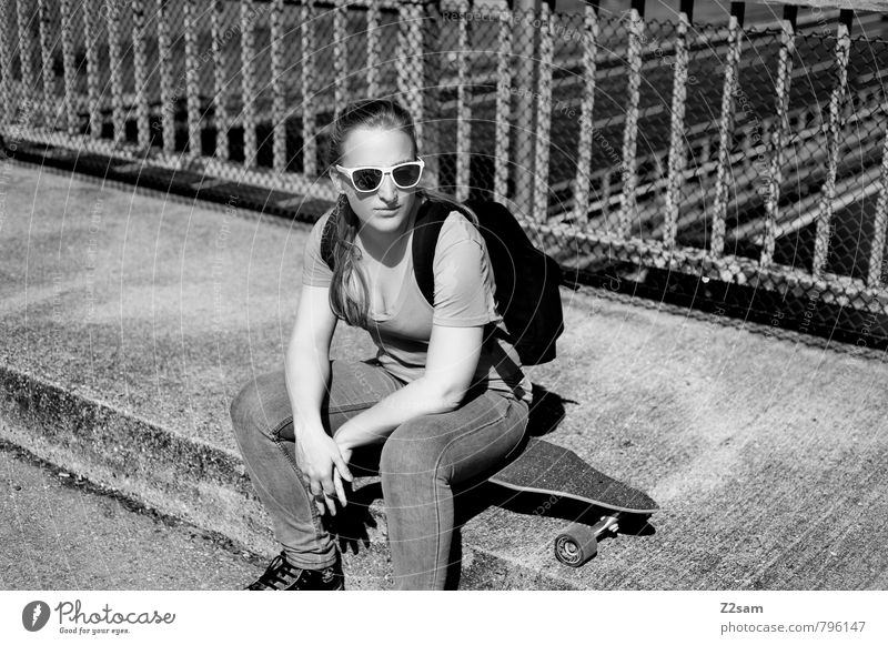 Skater Girl Lifestyle elegant Stil Sport Skateboarding Longboard feminin Junge Frau Jugendliche 18-30 Jahre Erwachsene Verkehr Straße T-Shirt Jeanshose