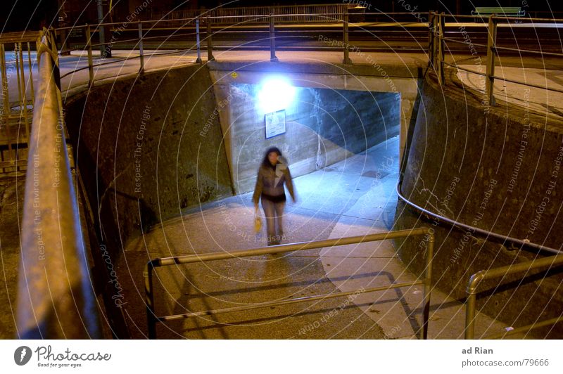 Das Licht am ende des Tunnels Frau Erwachsene 1 Mensch Wärme Bahnhof Brücke Mauer Wand Treppe Tasche laufen träumen dunkel hell kalt Warmherzigkeit Einsamkeit