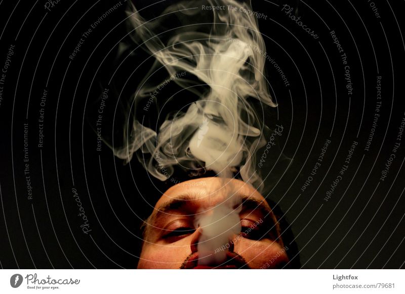 Viel Rauch um nichts Krebs dunkel blasen Mann Zigarette Gesicht Rauchen Nacht Perspektive schwarz Rauchzeichen Horizont Umweltverschmutzung Partnerschaft