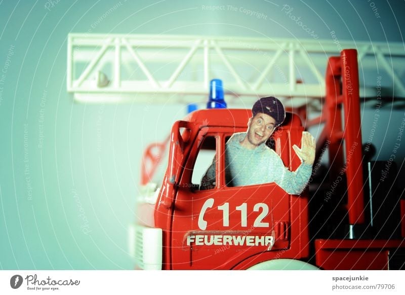 112 Feuerwehrmann Feuerwehreinsatz Feuerwehrauto Freak Miniatur gefährlich lustig Mann Spielzeug Freude löschfahrzeug Einsatz Brand gefahrvoll bedrohlich Witz