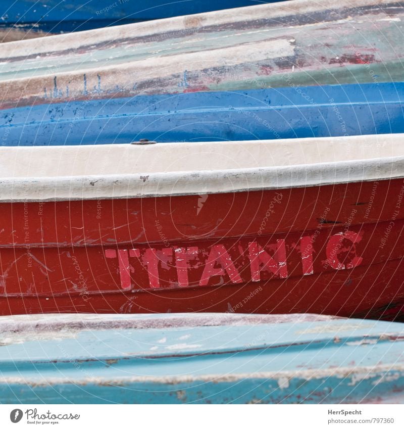 blauweißrot Schifffahrt Bootsfahrt Fischerboot Titanic untergehen Desaster Namensschild Wasserfahrzeug alt Rettung Kratzer abgeplatzt verkratzt Strand Meer