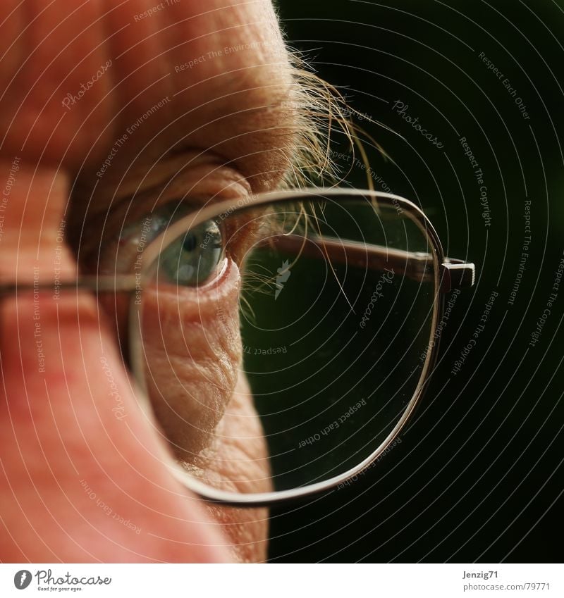 Scharfblick. Brille Sehvermögen Blick Porträt Mann Pupille identifizieren Zeuge entdecken Publikum beobachten Augenzeuge Glas fixieren Linse Gesicht sehen nach