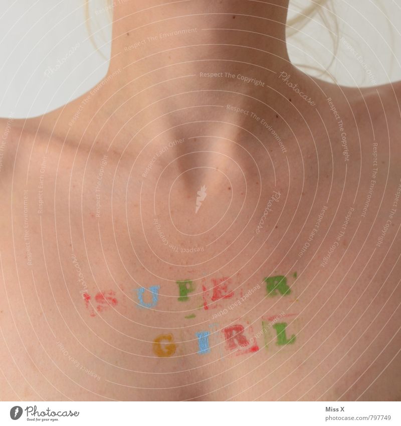 S U P E R G I R L Mensch feminin Junge Frau Jugendliche Erwachsene Haut Brust 1 18-30 Jahre Zeichen Schriftzeichen nackt stark Gefühle Stimmung Tapferkeit