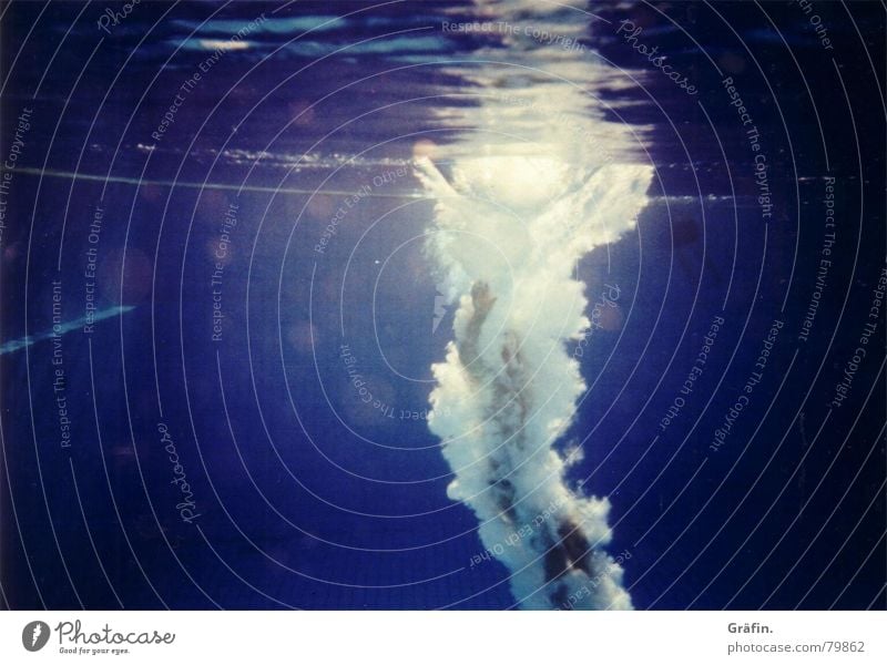 sprungtiefe Freibad Sprungbrett Bad Schwimmbad springen tauchen Licht Wellen aquatisch Lomografie Sport Spielen Blase Becken blasen Wasser Turm blau