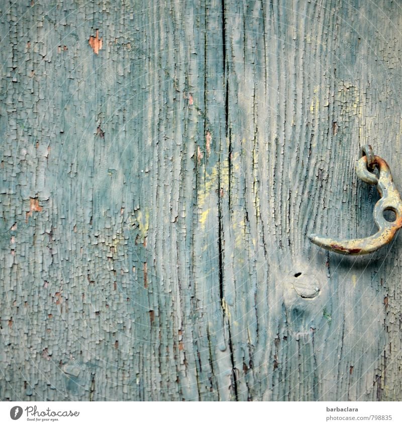 Hüttengaudi | hinter geschlossener Tür Bauwerk Gebäude Scheune Mauer Wand Riegel Holz alt fest blau Farbe Natur Schutz Vergänglichkeit Häusliches Leben Farbfoto