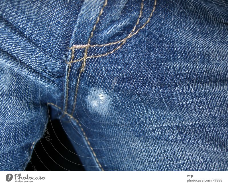 Jeans unabsichtlich Hose gerissen kaputt Bekleidung hosenschritt Loch blau alt Jeanshose Jeansstoff jeansblau Abnutzung Nahaufnahme Detailaufnahme