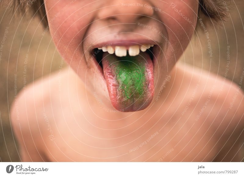 guck a mol! Freude Glück Mensch maskulin Junge Kindheit Zähne Zunge 1 8-13 Jahre schön einzigartig lustig Fröhlichkeit Lebensfreude grünen Farbfoto