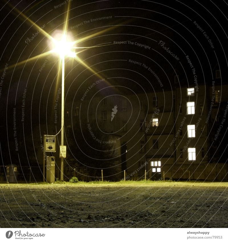 Beschaffungskriminalität dunkel Laterne Parkplatz Haus Licht schwarz Lampe Langzeitbelichtung gefährlich parkscheinautomat alles ruhig keiner da lichtscheu