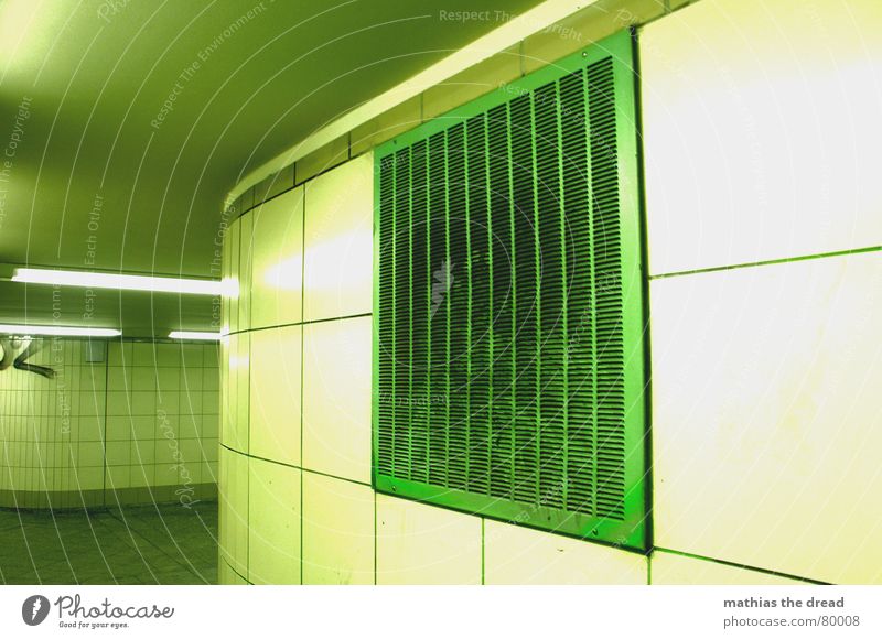 notausgang Schlitz Raum Lüftungsschacht Wand grün Gitter Abdeckung Lampe Tunnel Detailaufnahme Gang neonleucht im innern Decke Fliesen u. Kacheln Fuge durchlauf