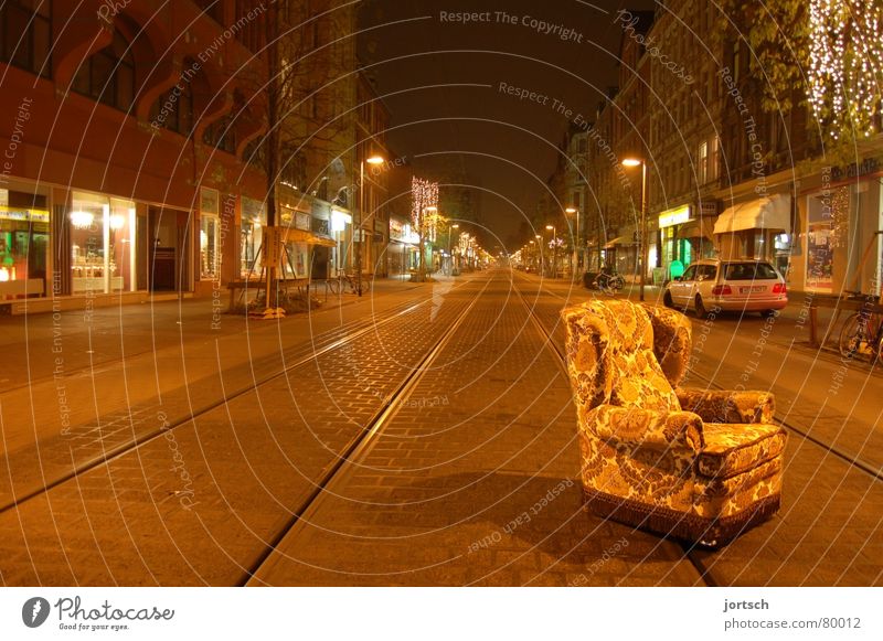sessel Feldlager schlafen Einsamkeit Sessel Hannover Nacht leer Nachtruhe ruhig Menschenleer Möbel Verkehrswege limmerstrasse Straße Linde
