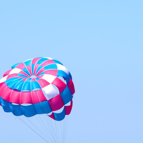 Schirm Freude Freizeit & Hobby Tourismus Freiheit Sommerurlaub fliegen sportlich mehrfarbig Abenteuer Risiko Sport Fallschirm Farbfoto Außenaufnahme