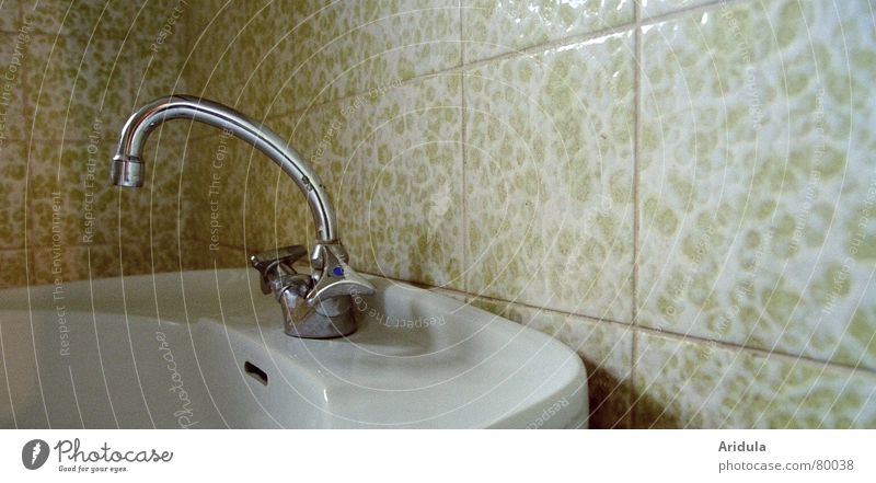wasserhahn_01 sanitär Bad Wasserhahn Waschbecken heiß kalt Chrom Keramik Einsamkeit Körperpflege Menschenleer Sanieren hydrophob ruhig verfallen