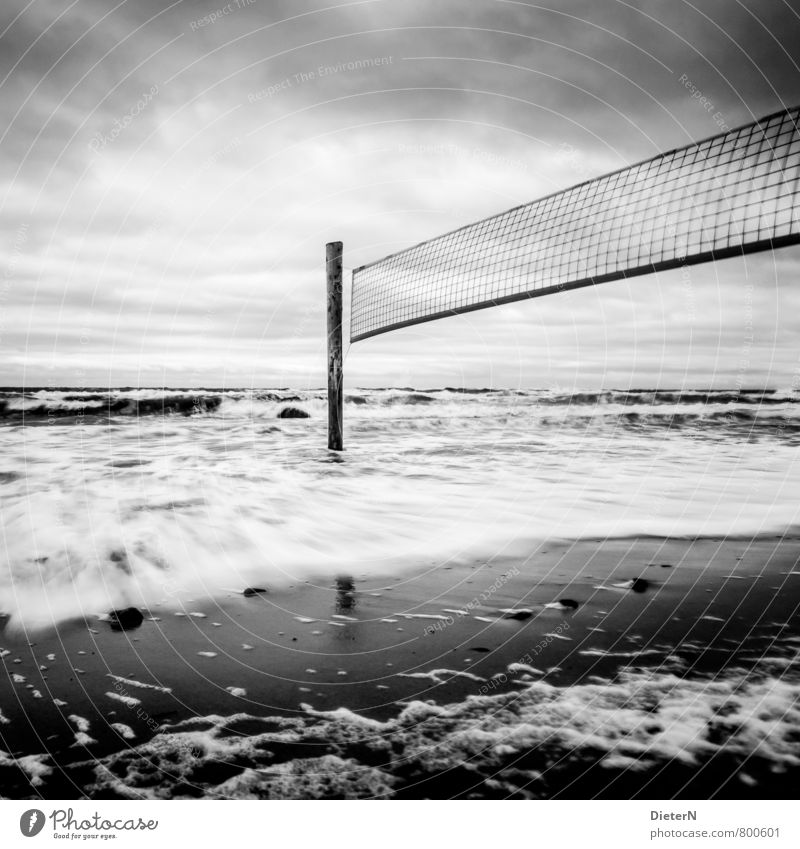 Endspiel Strand Meer Landschaft Sand Wasser Wolken Horizont Wind Sturm Ostsee grau schwarz weiß Kühlungsborn Mecklenburg-Vorpommern Volleyball Netz