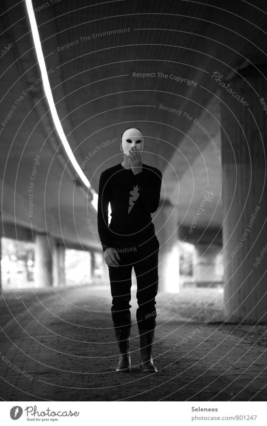 Unfassbar! 1000! Karneval Halloween Mensch maskulin Mann Erwachsene Autobahn Hochstraße Brücke Maske Unendlichkeit Gefühle Stimmung Angst fassungslos