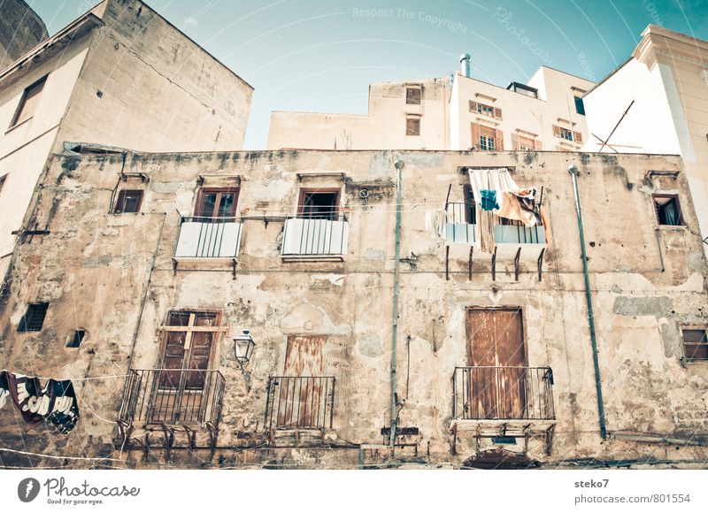 Sizilianische Wäsche Palermo Italien Stadt Fassade Balkon Fenster Verfall Wachstum Häusliches Leben Wäscheleine betrügen Sizilien Gedeckte Farben Außenaufnahme