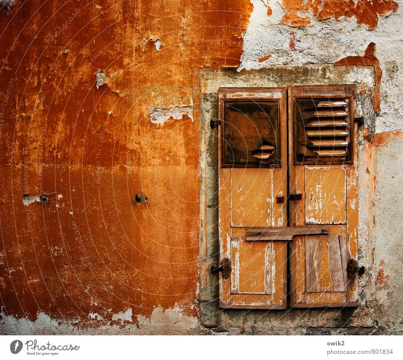 Pflegestufe Menschenleer Haus Mauer Wand Fassade Fenster Fensterladen geschlossen verbarrikadiert leuchten alt glänzend trist orange demütig Traurigkeit