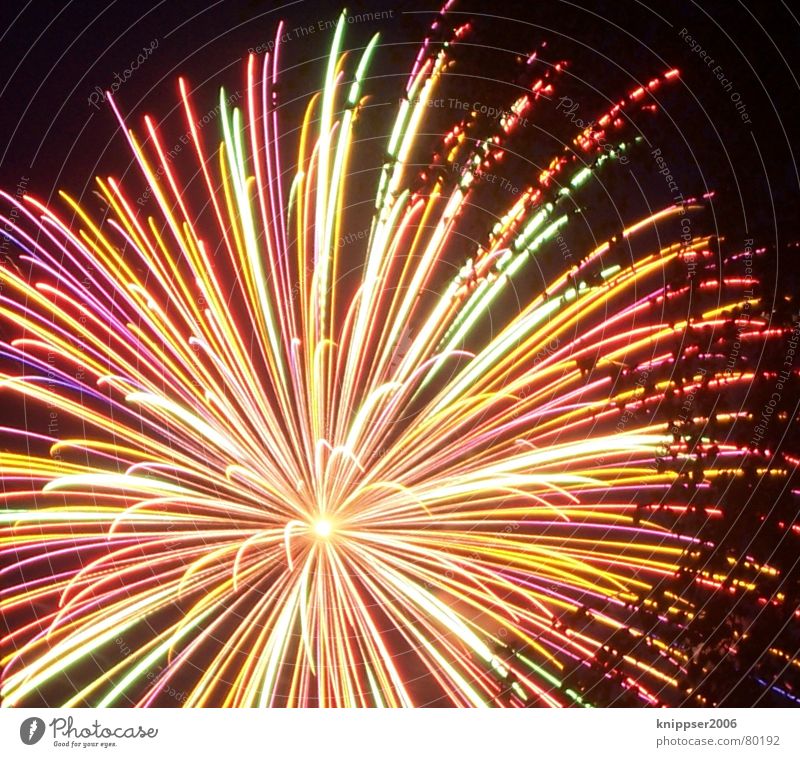 feuerwerk Licht Silvester u. Neujahr mehrfarbig heiß dunkel Nacht Langzeitbelichtung Feuerwerk lange belichtun Brand Feste & Feiern Stern (Symbol) hell ´mitte