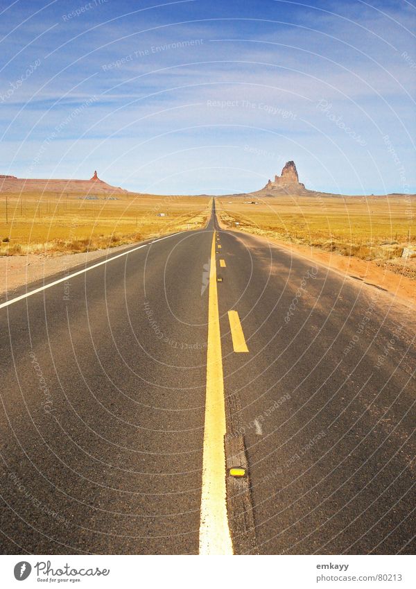 Highway Horizon Nordamerika Autobahn Horizont geradeaus verloren Menschenleer Teer Symmetrie Einsamkeit Utah Autofahren abgelegen Ödland Lebensziel Fernstraße