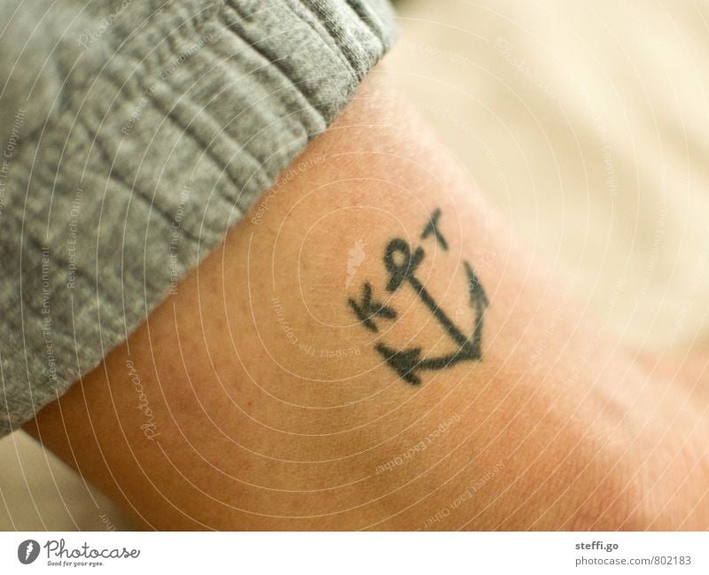 K T Haut Mensch Tattoo Zeichen Schriftzeichen Anker ästhetisch Zusammensein einzigartig Kitsch nachhaltig schön Vertrauen Sicherheit Geborgenheit Sympathie