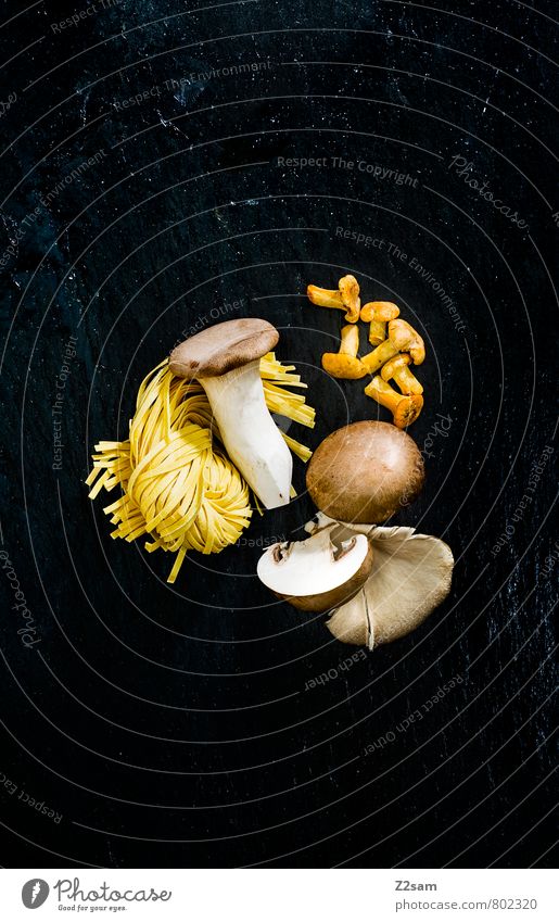 Pülze Lebensmittel Pilz herbsttrompeten Nudeln Bandnudeln Pfifferlingen Ernährung Italienische Küche ästhetisch dunkel elegant frisch Gesundheit modern