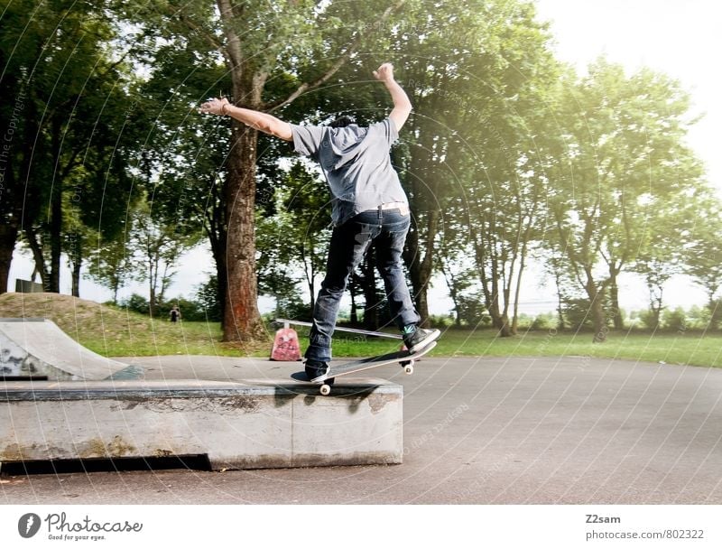 Die Jugend von heute! Lifestyle Stil Freizeit & Hobby Skateboarding Funsport maskulin Junger Mann Jugendliche 18-30 Jahre Erwachsene T-Shirt Jeanshose fahren