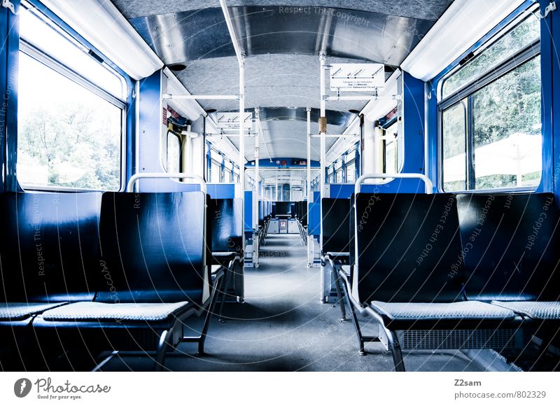 freie Platzwahl Verkehrsmittel Bahnfahren Schienenverkehr Hochbahn Straßenbahn eckig einfach kalt modern Sauberkeit Stadt blau ästhetisch Design Ordnung