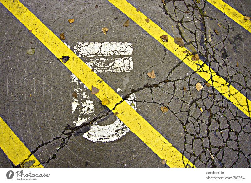 Fünf Unsinn Riss Gleichlaufstörung Asphalt Koloss Erosion Parkplatz Streifen Linie streichen gelb Ziffern & Zahlen Straßenbelag Symbole & Metaphern