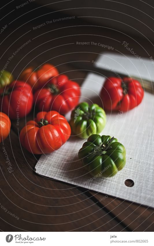 tomaten Lebensmittel Gemüse Tomate Ernährung Bioprodukte Vegetarische Ernährung Messer Schneidebrett Gesunde Ernährung frisch Gesundheit lecker natürlich