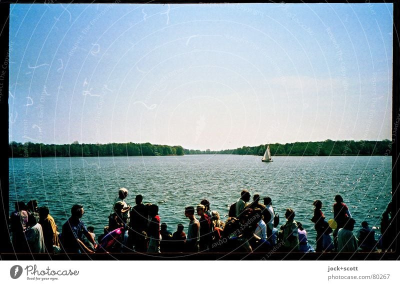 Seefeier mit vielen Menschen Feste & Feiern Menschengruppe Wolkenloser Himmel Schönes Wetter Seeufer Brandenburg Segelboot gehen Ferne Zusammensein
