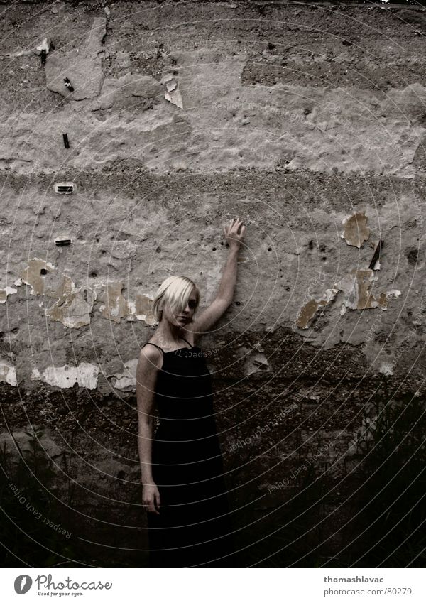 Blonde blond Körperhaltung Frau woman black Bekleidung hands Mauer