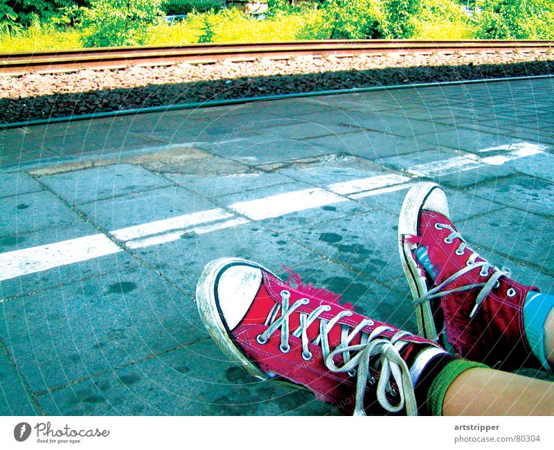 exhausted summer knallig fertig zusammengebunden Schuhe kaputt abgelaufen Gleise Eisenbahn fahren wegfahren Obdachlose Sommer Ferien & Urlaub & Reisen