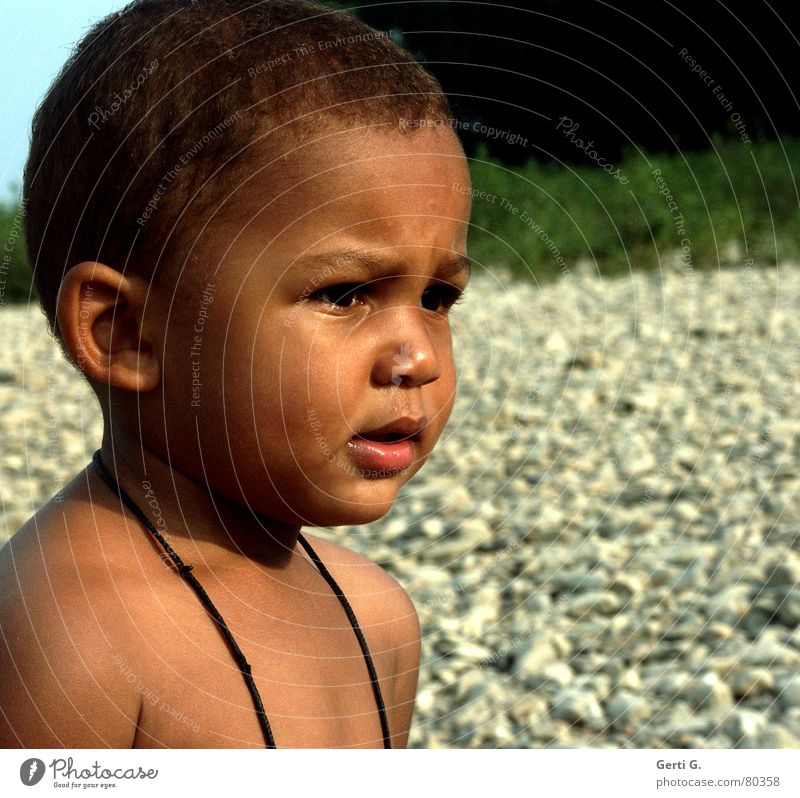 Ernst Kindergartenkind ernst Sonnenlicht Junge Hautfarbe schön braun klein schwarz Afrikaner Kleinkind Sorge Blick Gesichtsausdruck ausdrucksstark mehrfarbig