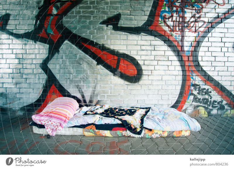 homeless Stadt Häusliches Leben silber obdachlos Bettwäsche schlafen Schlafmatratze Bettdecke Kopfkissen Decke Unterführung sozial Arbeitslosigkeit Brücke
