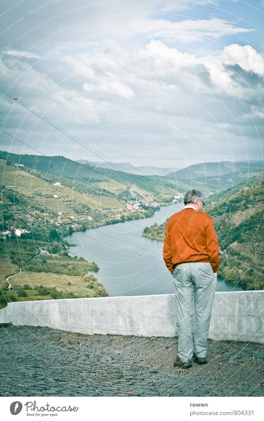aussicht Mensch maskulin Mann Erwachsene Männlicher Senior 1 Hügel Flussufer Blick Aussicht Wolken Douro Portugal Farbfoto Außenaufnahme Textfreiraum oben