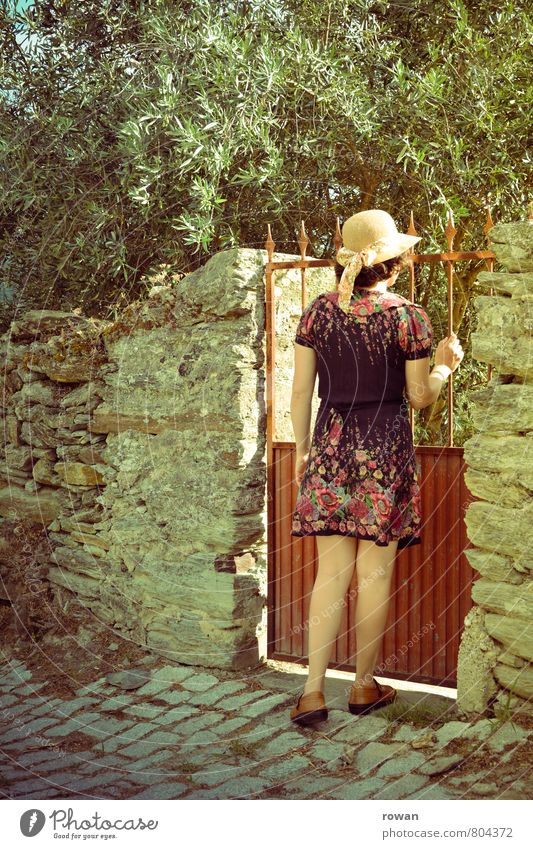 gartentor Mensch feminin Junge Frau Jugendliche Erwachsene 1 Garten Gartentor Eingang Olivenbaum Kleid Hut Mauer eintreten aufmachen Erwartung Wärme Steinmauer