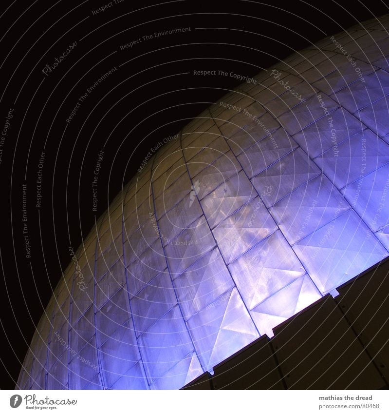 der blaue riesen pils Furche Haus Gebäude Nacht Licht Froschperspektive Fassade rund Beleuchtung Streifen Wissenschaften Ecke Blech Wellblech Leuchtrakete