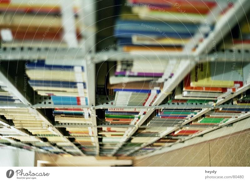 Was willst du wissen? Schulbücher Bücherregal Ratgeber Buch Bibliothek Regal lang Bildung ausleihen Leser in allen einzelheiten verleihen borgen Ferne
