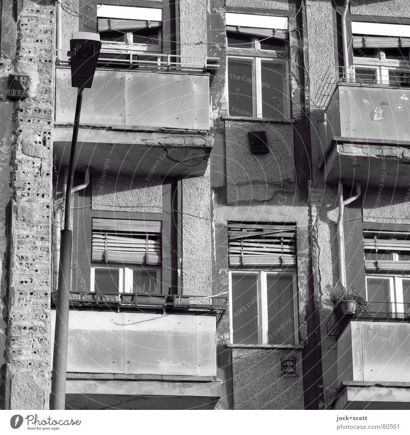 Erneuter Aufschwung der Sanierungsabsichten Prenzlauer Berg Fassade Balkon Fenster retro trist Verfall Vergangenheit Wandel & Veränderung Laterne Jalousie