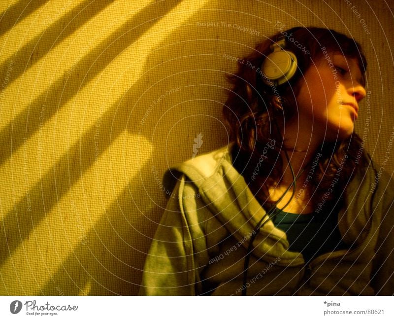 thinking about Frau Gedanke träumen aufgehen untergehen Kopfhörer erinnern Geistesabwesend Licht Denken Musik hören Gefühle Erholung Schatten headphones