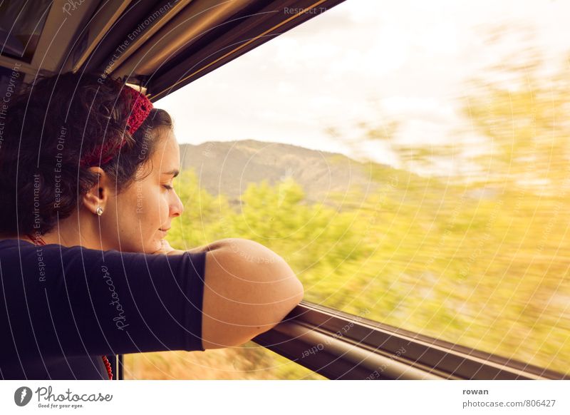 zugfahrt Mensch feminin Junge Frau Jugendliche Erwachsene 1 Schienenverkehr Bahnfahren Eisenbahn Personenzug Zugabteil genießen Glück Reisefotografie