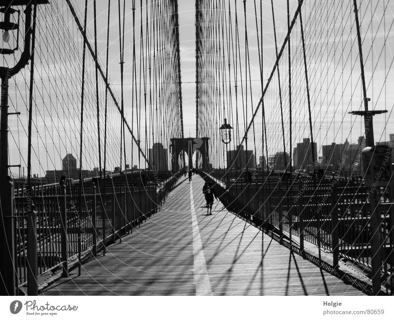 Brooklyn-Bridge Laterne Fußgänger New York City Brooklyn Bridge Tunnel Architektur Drahtseil Brücke Straße Himmel Wege & Pfade Perspektive