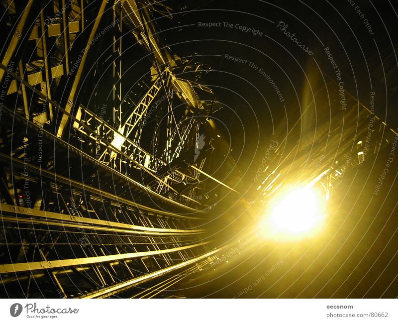 éclat parisienne Lampe Industrie Wärme Treppe Wahrzeichen Denkmal Fahrstuhl Stahl dunkel glänzend hell kalt gold aufsteigen glühen Paris Lichteinfall